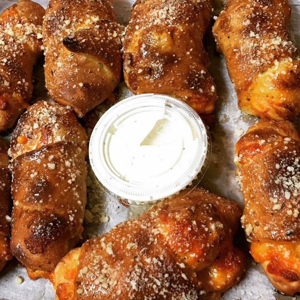 Fat Angelos Pizzeria & Pub | restaurant | 750 Fairmont Rd, Morgantown, WV 26501, USA | 3042412626 OR +1 304-241-2626