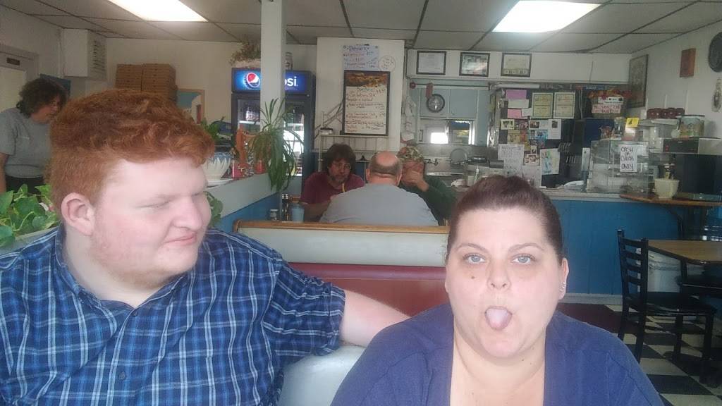 House of Pizza | restaurant | 1 Parsons St, Colebrook, NH 03576, USA | 6032375256 OR +1 603-237-5256