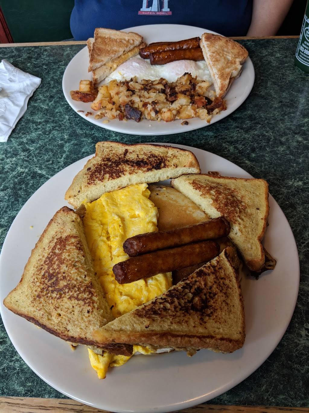 Aurora Diner | restaurant | 2 E Aurora St, Waterbury, CT 06708, USA | 2037532100 OR +1 203-753-2100