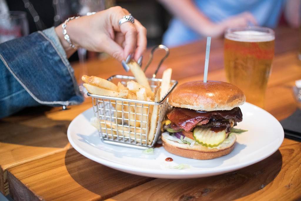 Sports & Social | restaurant | 825 Battery Ave SE #610, Atlanta, GA 30339, USA | 4049652511 OR +1 404-965-2511