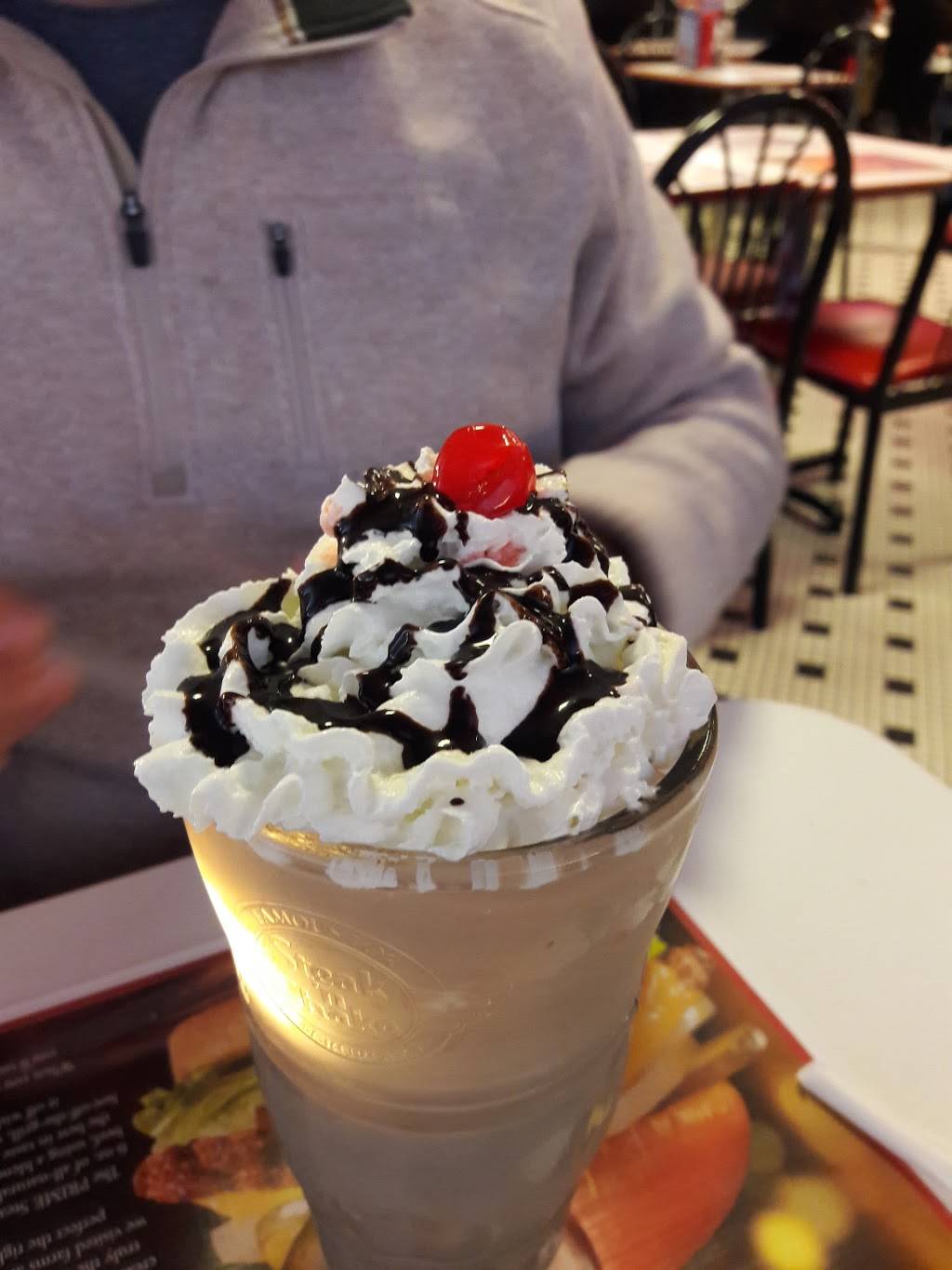 Steak n Shake | restaurant | 1400 Broadway Ave E, Mattoon, IL 61938, USA | 2172351318 OR +1 217-235-1318