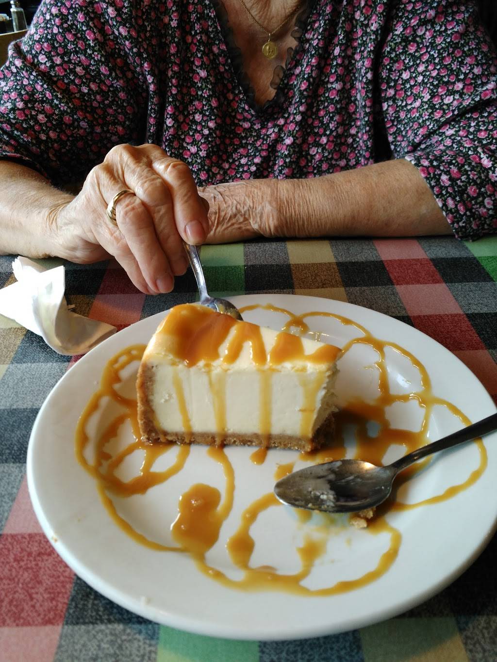 Leonas Pizzeria & Restaurant | restaurant | 3877 N Elston Ave, Chicago, IL 60618, USA | 7732677287 OR +1 773-267-7287