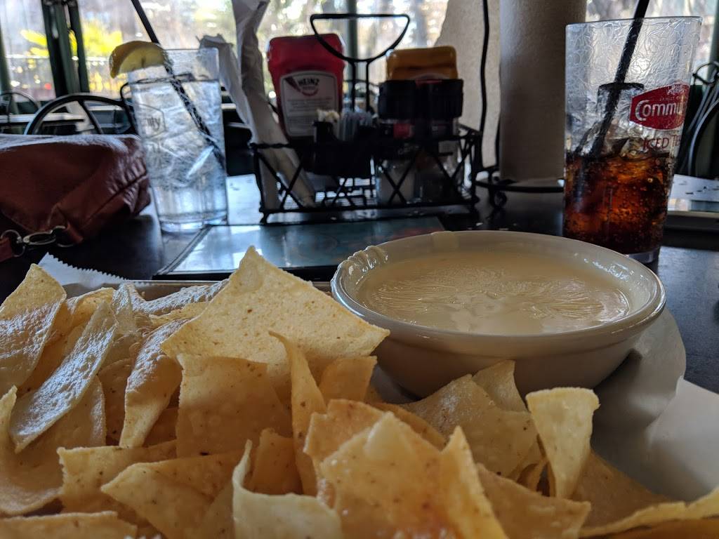 The Beach House Bar & Grill | restaurant | 124 Girod St, Mandeville, LA 70448, USA | 9856249331 OR +1 985-624-9331