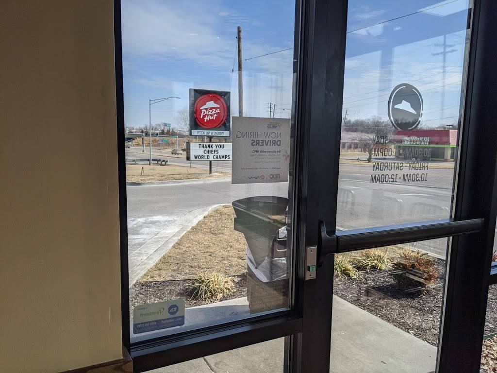 Pizza Hut | meal delivery | 400 NE 69th St Hwy, Claycomo, MO 64119, USA | 8164526723 OR +1 816-452-6723