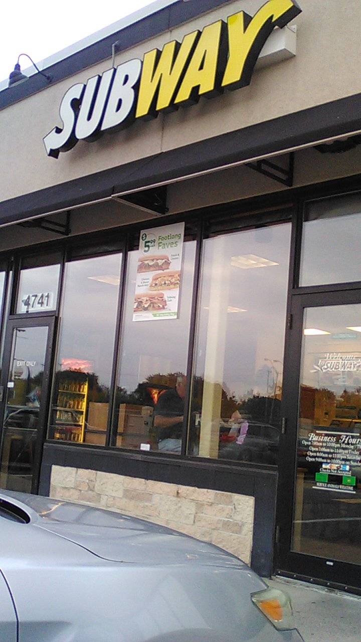 Subway | restaurant | 4741 Hiawatha Ave, Minneapolis, MN 55406, USA | 6127217534 OR +1 612-721-7534