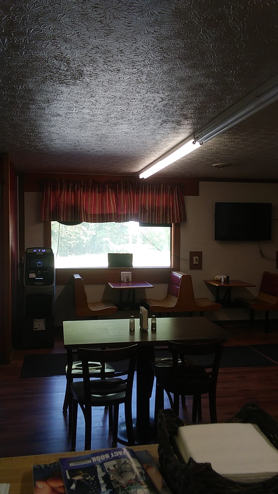 Hot Dog Hut | meal takeaway | 26 Mansfield Dr, Philippi, WV 26416, USA | 3044573200 OR +1 304-457-3200