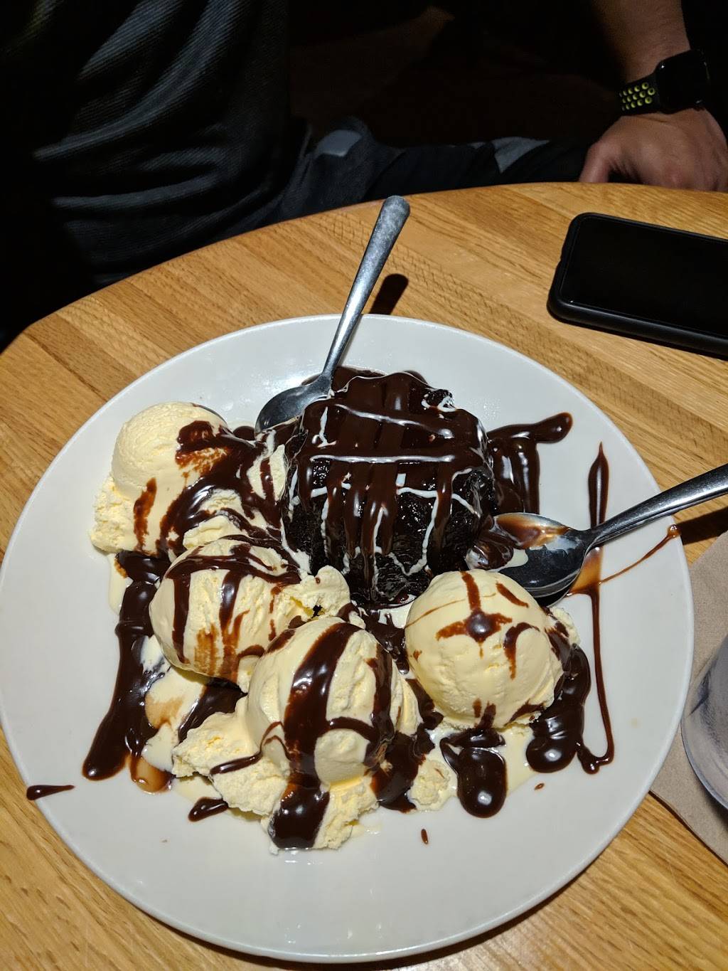 Applebees Grill + Bar | restaurant | 3060 N Naglee Rd, Tracy, CA 95304, USA | 2098340360 OR +1 209-834-0360