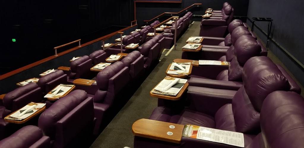 Showcase Cinema de Lux Patriot Place | restaurant | 24 Patriot Pl, Foxborough, MA 02035, USA | 8003154000 OR +1 800-315-4000