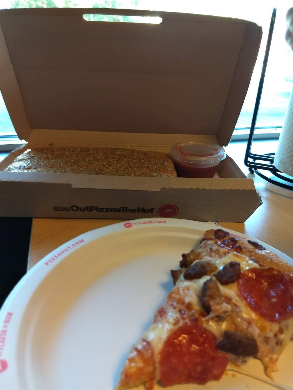 Pizza Hut | meal takeaway | 180 Main St, East Aurora, NY 14052, USA | 7166524290 OR +1 716-652-4290