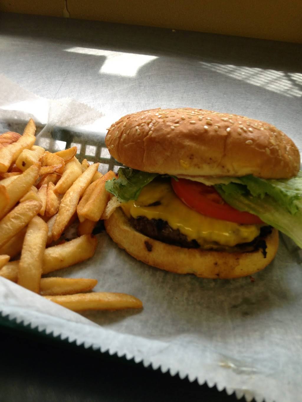 Hooligans Food & Spirits | restaurant | 3022 N Water St, Bay City, MI 48708, USA | 9898942938 OR +1 989-894-2938