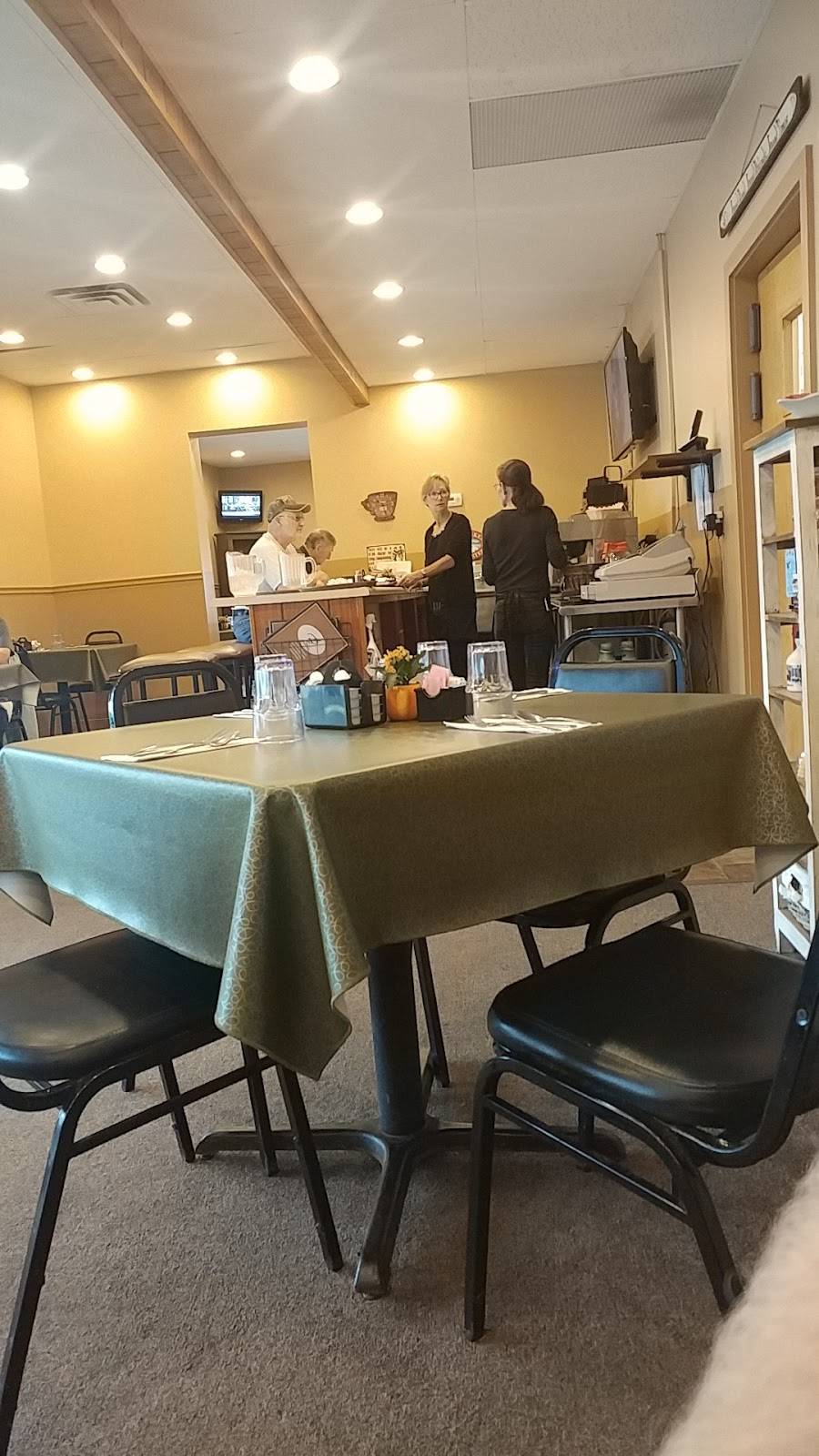 Brady Js | restaurant | 24 Maple Ave, Bloomfield, NY 14469, USA | 5856574611 OR +1 585-657-4611