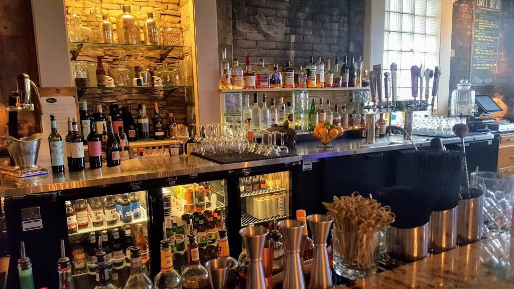 Riviera Bar and Grille | restaurant | 2150 Riverside Dr, Green Bay, WI 54301, USA | 9202462827 OR +1 920-246-2827