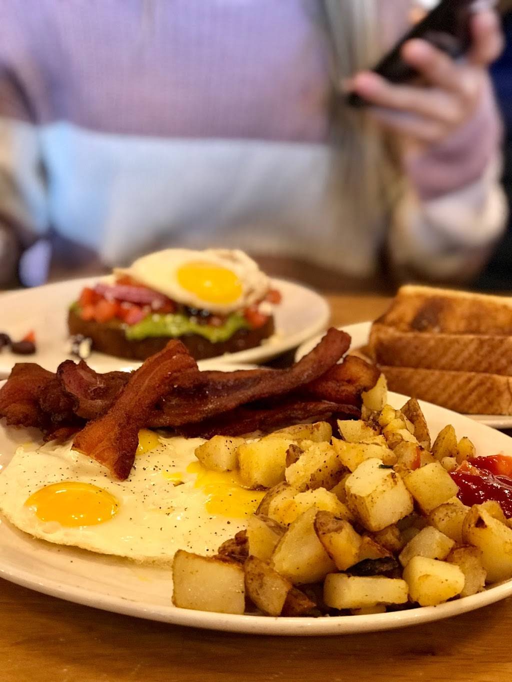 Sunset Grill | restaurant | 266 Hays Blvd, Oakville, ON L6H 7P3, Canada | 2897259700 OR +1 289-725-9700