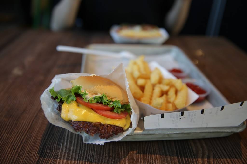 Shake Shack | restaurant | 4999 Old Orchard Shopping Center Space L28, Skokie, IL 60077, USA | 8473801240 OR +1 847-380-1240