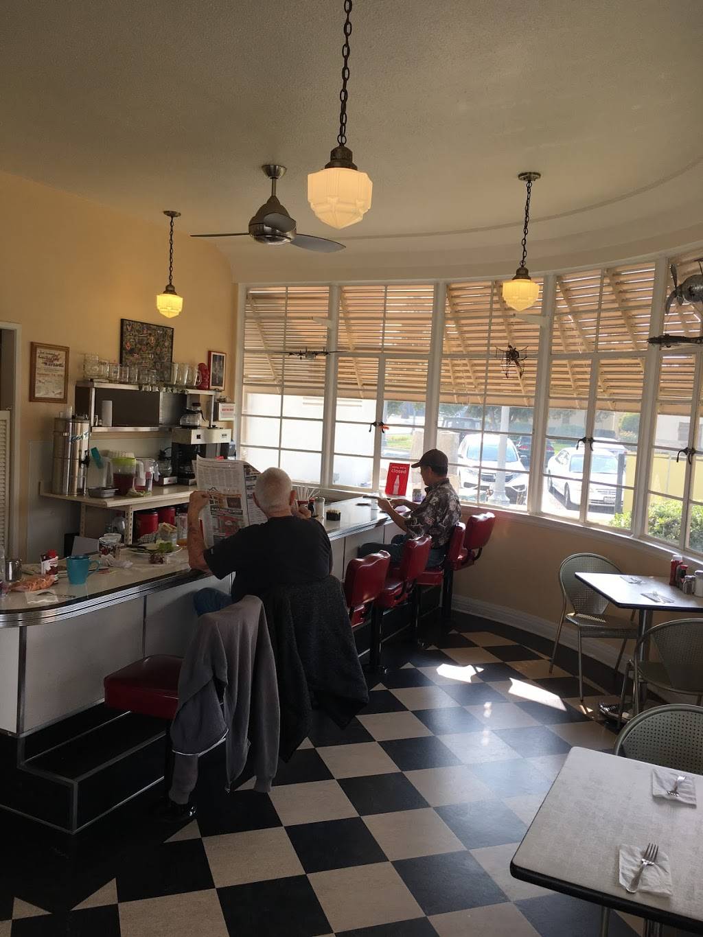 Flight Line Café | restaurant | 524 Airport Rd, Fresno, CA 93706, USA | 5593554186 OR +1 559-355-4186