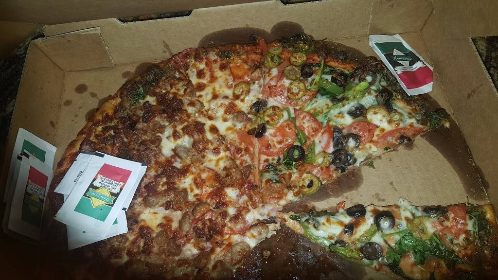 Center Court Pizza & Brew | restaurant | 3202 Marina Bay Dr, League City, TX 77573, USA | 2813397462 OR +1 281-339-7462