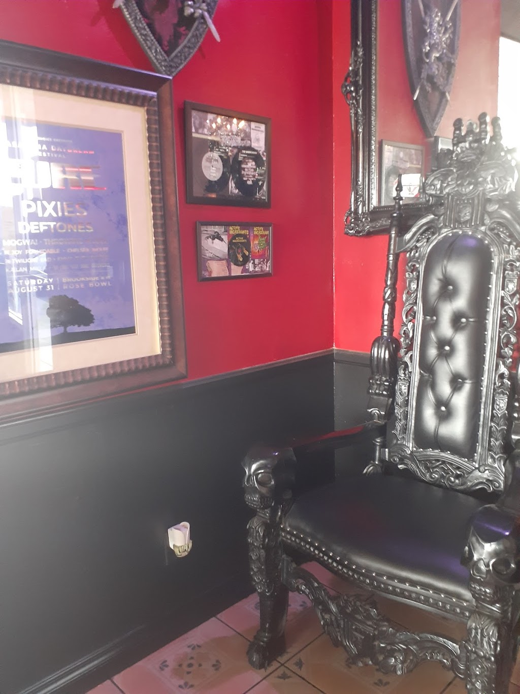 Heresy Rock and Roll Grill | restaurant | 1230 H St Suite C-D, Bakersfield, CA 93301, USA | 6618437752 OR +1 661-843-7752