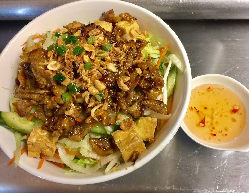 Bamboo Bistro | restaurant | 1 Cumberland St, Westbrook, ME 04092, USA | 2075915444 OR +1 207-591-5444