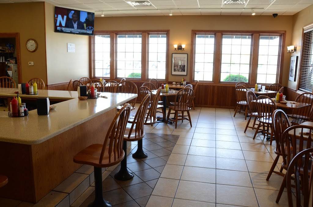 Busy Corner | restaurant | 302 Eureka St, Goodfield, IL 61742, USA | 3099652361 OR +1 309-965-2361