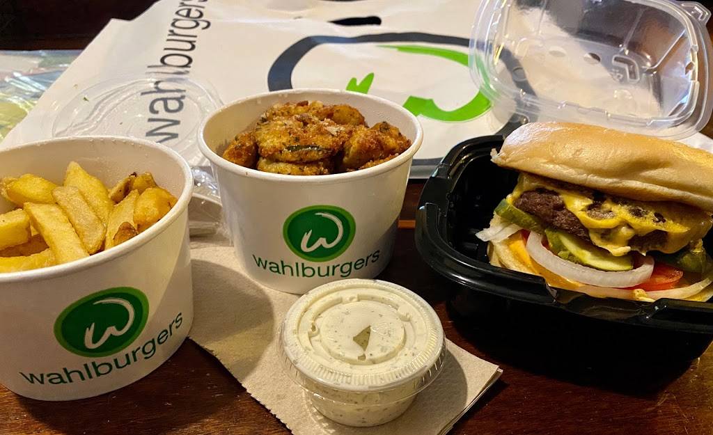 Wahlburgers @ Hy-vee | restaurant | Wahlburgers @ Hy-Vee, 2115 S MacArthur Blvd, Springfield, IL 62704, USA | 2177261011 OR +1 217-726-1011