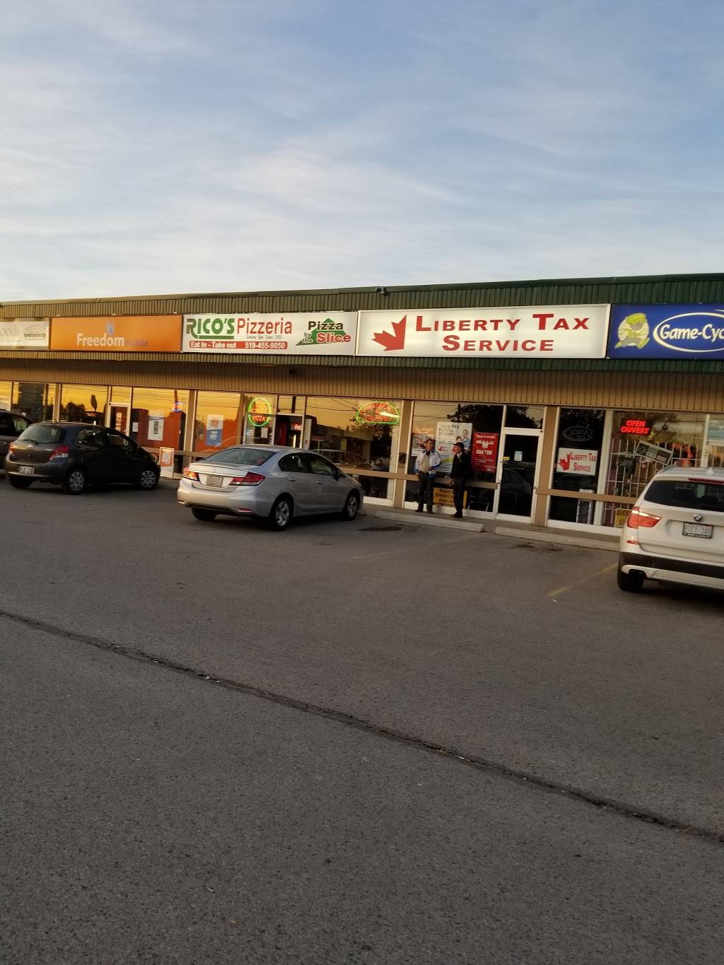 Ricos Pizzeria | restaurant | 972 Hamilton Rd, London, ON N5W 1V6, Canada | 5194559050 OR +1 519-455-9050