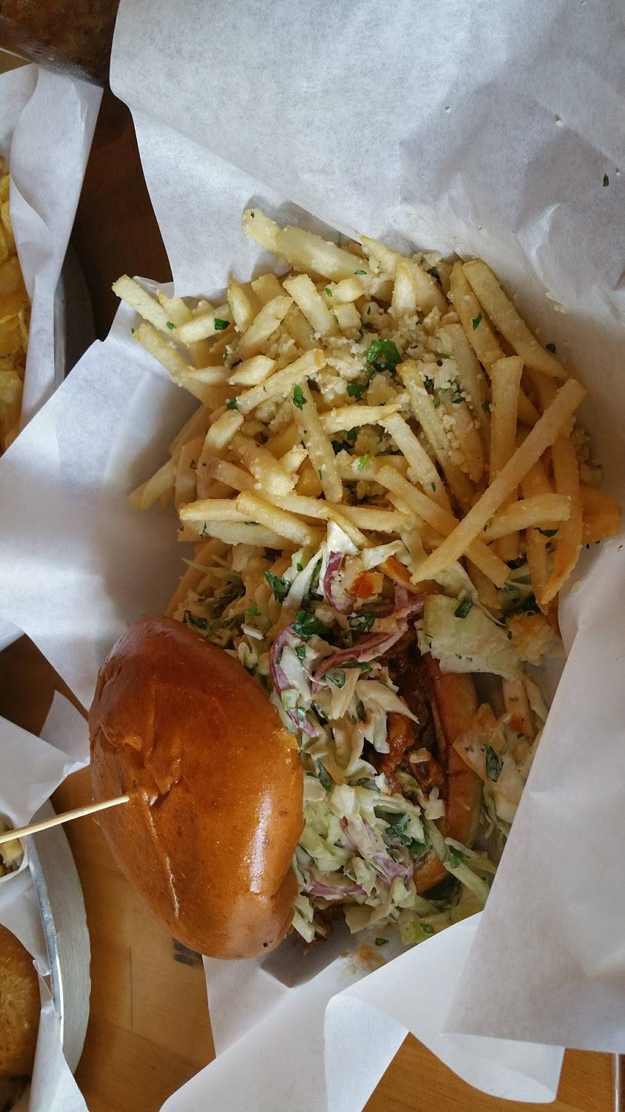 Commonwealth | restaurant | 1022 11th St, Modesto, CA 95354, USA | 2092487451 OR +1 209-248-7451