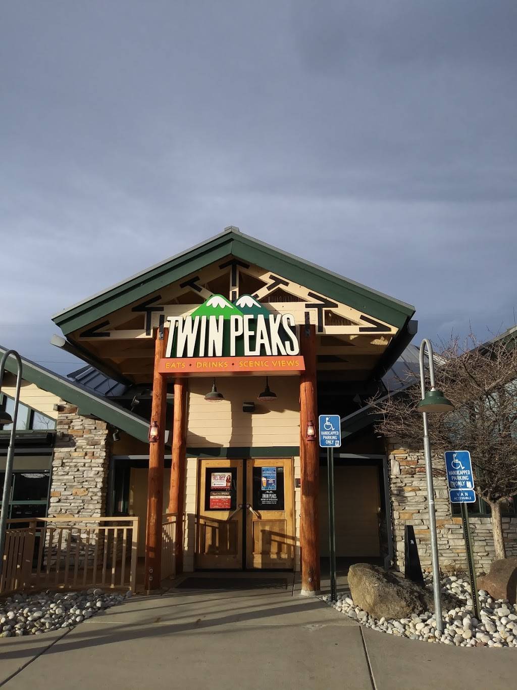 Twin Peaks | restaurant | 299 E Flatiron Crossing Dr, Broomfield, CO 80021, USA | 3034693825 OR +1 303-469-3825
