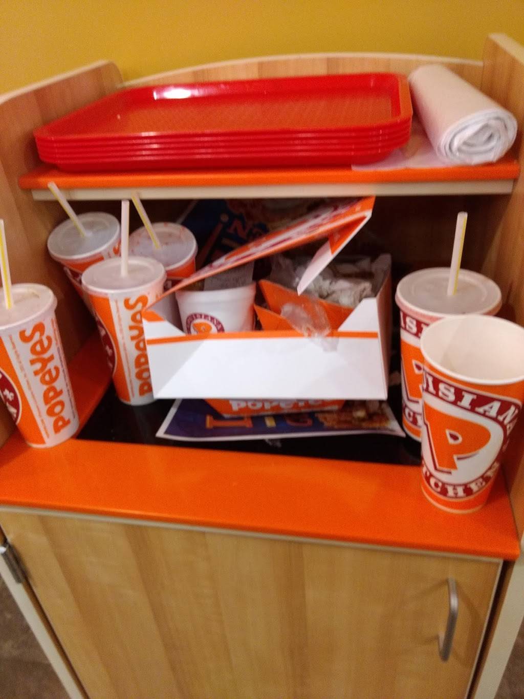 Popeyes Louisiana Kitchen | restaurant | 321 S McHenry Ave, Crystal Lake, IL 60014, USA | 7792204934 OR +1 779-220-4934