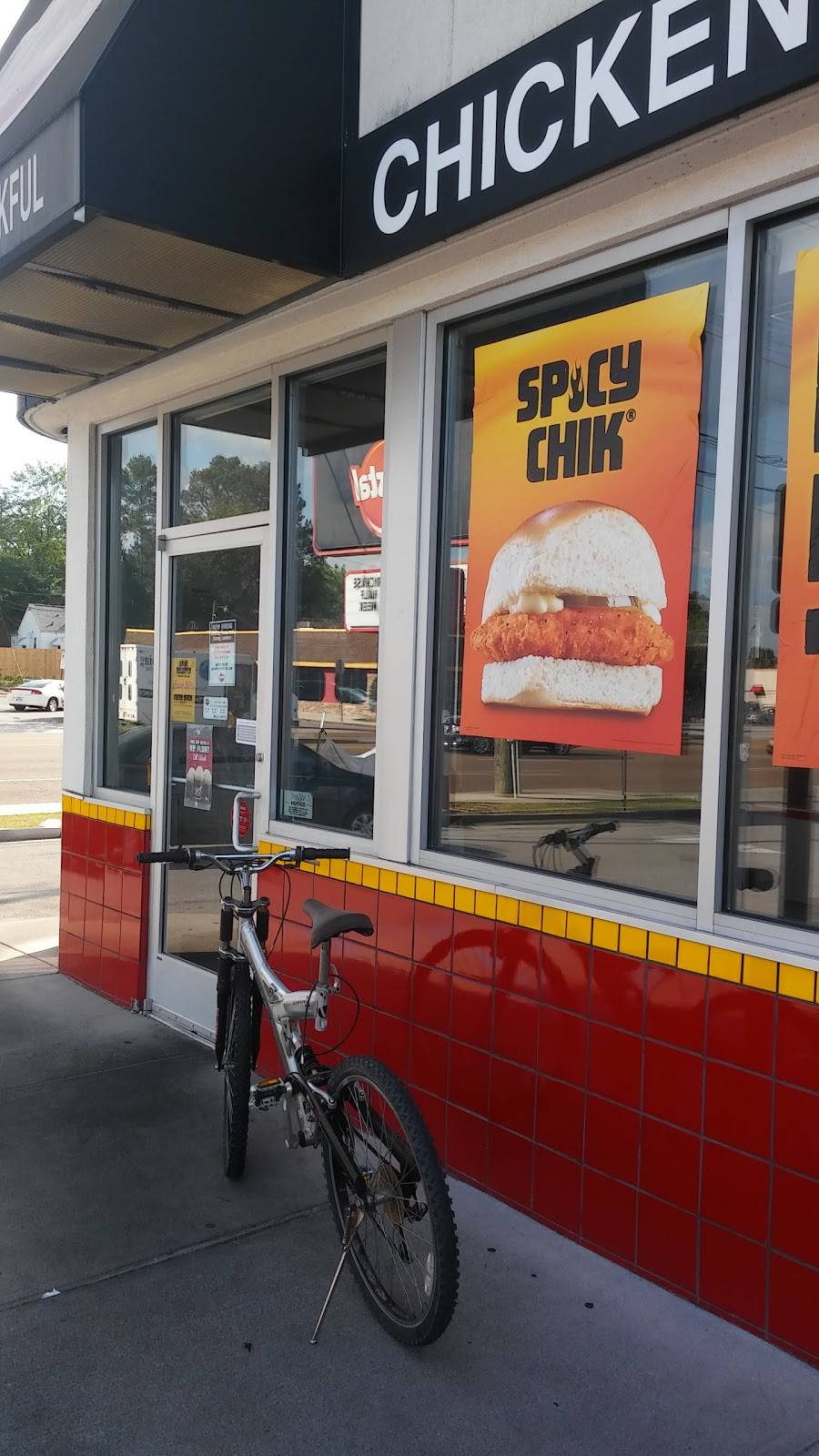 Krystal | meal takeaway | 5401 Brainerd Rd, Chattanooga, TN 37412, USA | 4238999812 OR +1 423-899-9812