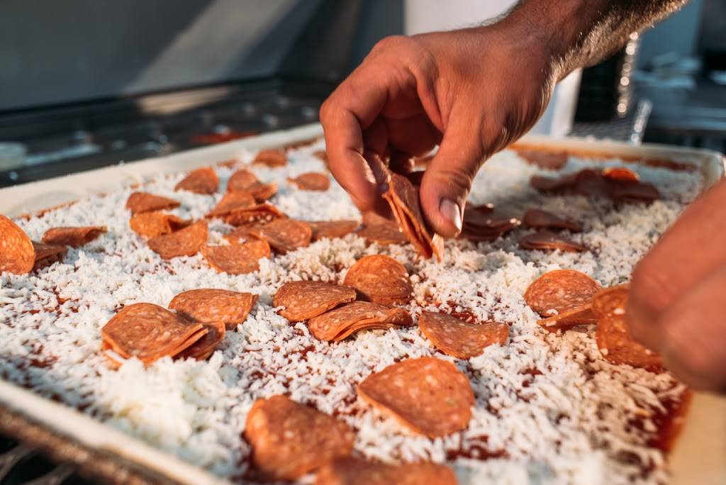 Toms Pizza Shop | restaurant | 140 E Rich Ave, DeLand, FL 32724, USA | 3867382511 OR +1 386-738-2511