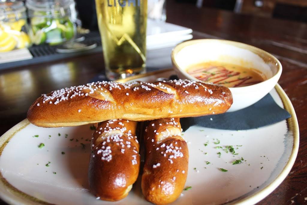 Roza Lyons | restaurant | 709 E Broadway, South Boston, MA 02127, USA | 6179029333 OR +1 617-902-9333