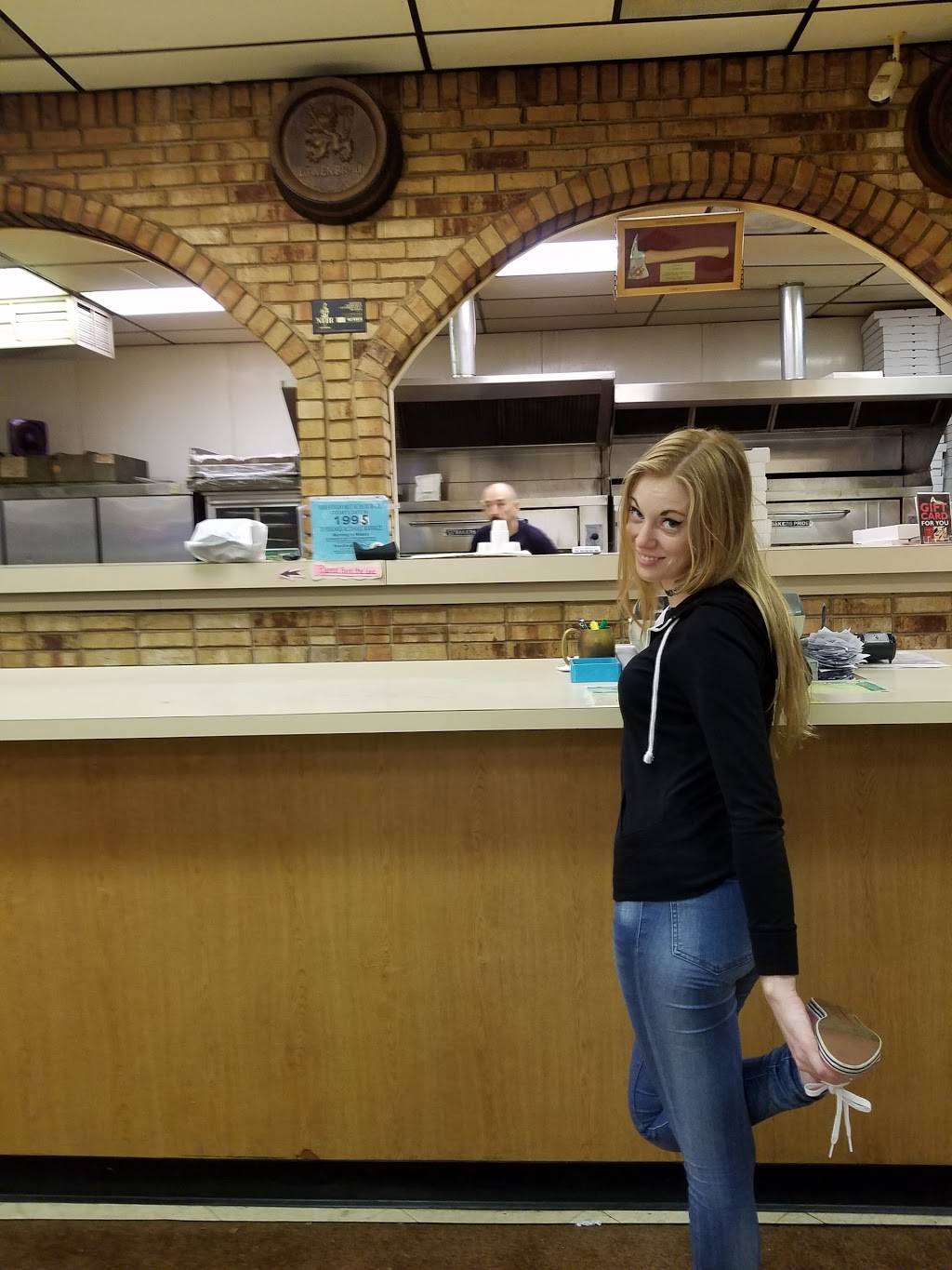 Primos Pizzeria | restaurant | 33521 W Seven Mile Rd, Livonia, MI 48152, USA | 2484764260 OR +1 248-476-4260