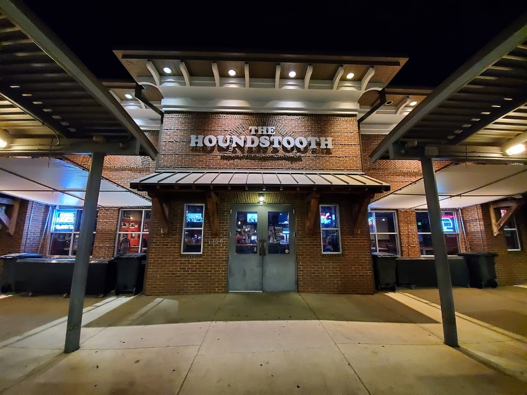 The Houndstooth | night club | 1300 University Blvd, Tuscaloosa, AL 35401, USA | 2057528444 OR +1 205-752-8444