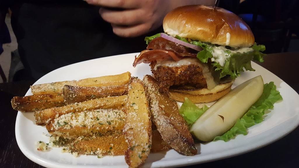 MAHONEYS RESTAURANT & BAR | restaurant | 30 Wisconsin St, Oshkosh, WI 54901, USA | 9202303737 OR +1 920-230-3737