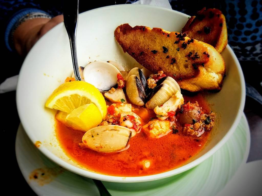 Beaches Restaurant & Bar | restaurant | 1919 SE Columbia River Dr, Vancouver, WA 98661, USA | 3606991592 OR +1 360-699-1592