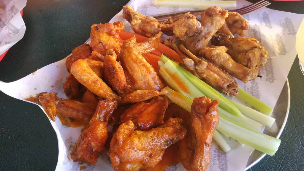 Chiltepino’s Wings | restaurant | Benito Juárez 991, La Hacienda, 21448 Tecate, B.C., Mexico | 016656557406 OR +52 665 655 7406