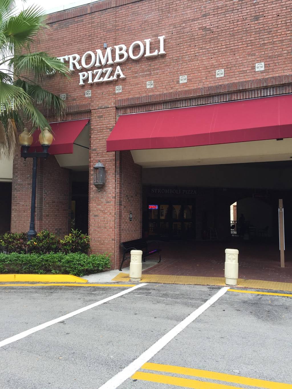 Strombolis Pizza | restaurant | 801 S University Dr, Plantation, FL 33324, USA | 9544722167 OR +1 954-472-2167