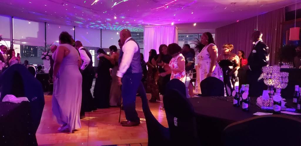 42 Degrees North | restaurant | 400 Renaissance Center, Detroit, MI 48243, USA | 3135688699 OR +1 313-568-8699