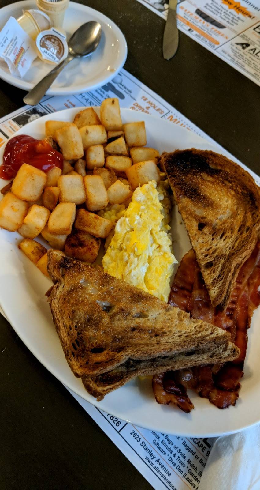 Queens Coach Family Restaurant | restaurant | 2845 St Paul Ave, Niagara Falls, ON L2J 2L3, Canada | 9053748921 OR +1 905-374-8921