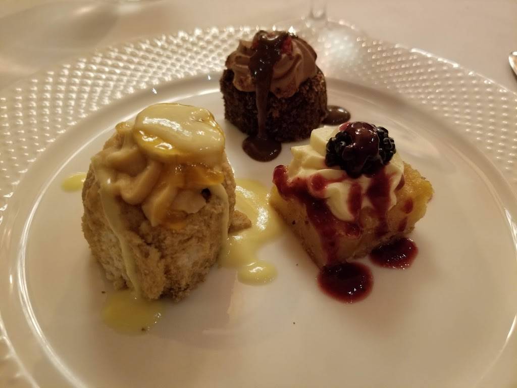 La Famiglia Ristorante | restaurant | 8 S Front St, Philadelphia, PA 19106, USA | 2159222803 OR +1 215-922-2803