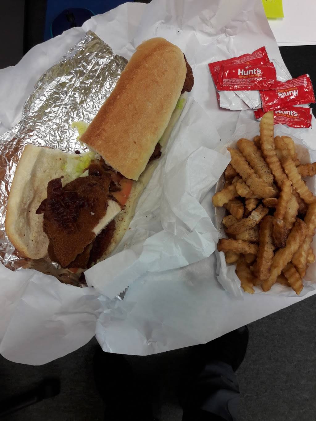 Freds Deli On Main LLC | restaurant | 138 Main St, Berlin, CT 06037, USA | 8608296262 OR +1 860-829-6262