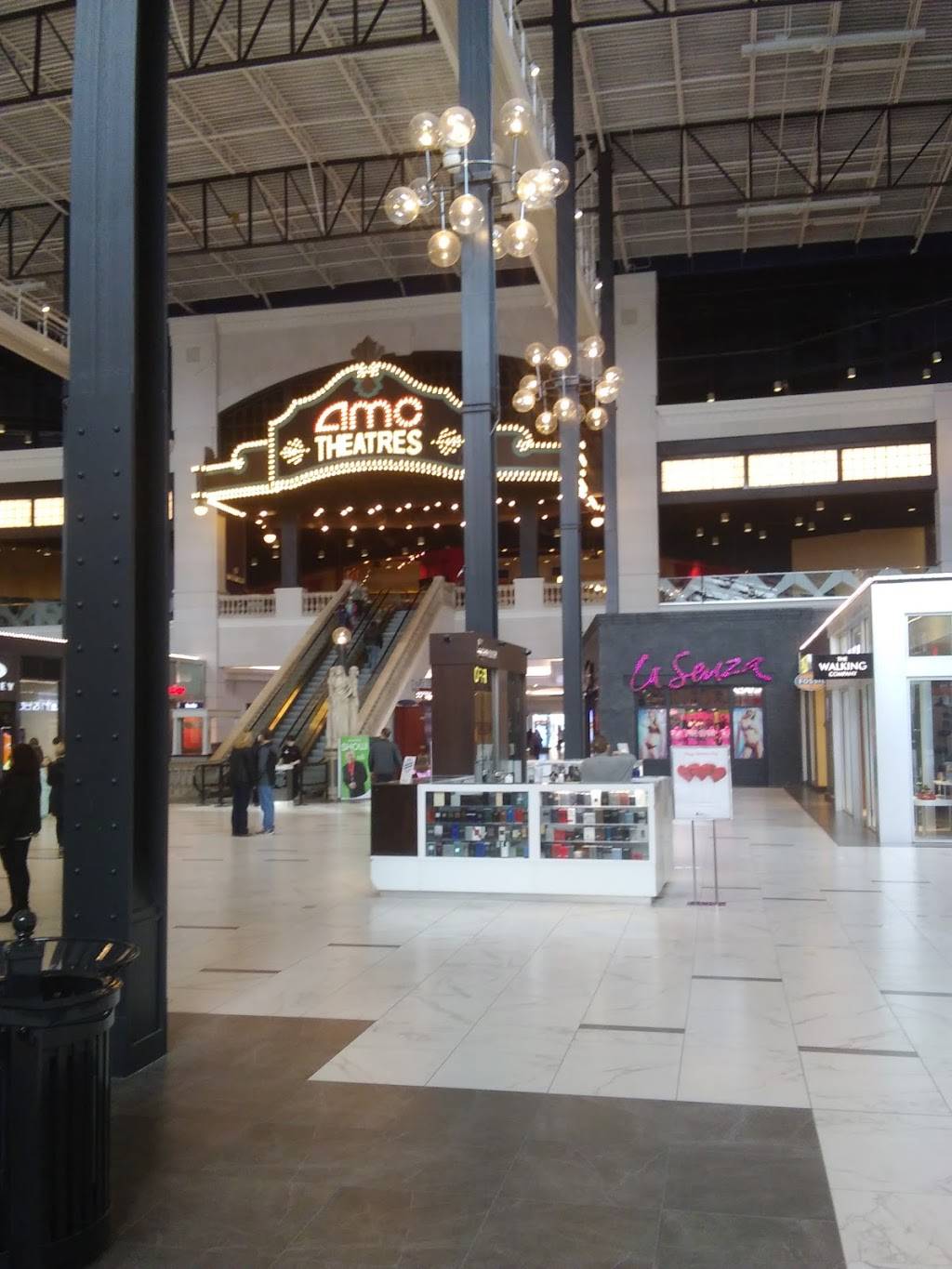 Five Guys | meal takeaway | 220 Easton Town Center, Columbus, OH 43219, USA | 6145325985 OR +1 614-532-5985