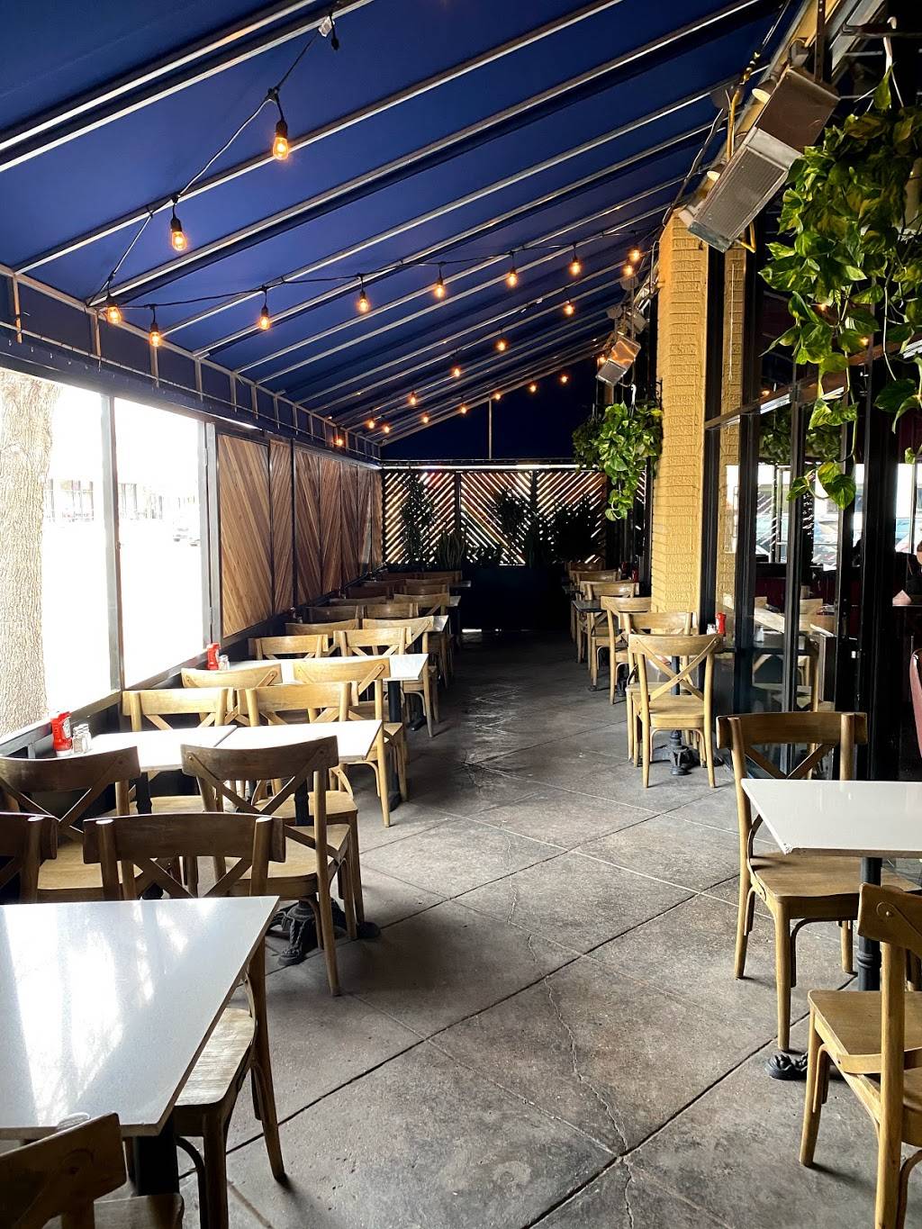 Roy G’s | restaurant | 4001 Cedar Springs Rd, Dallas, TX 75219, USA | 2142727127 OR +1 214-272-7127