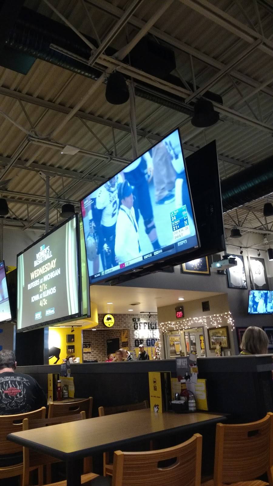 Buffalo Wild Wings | restaurant | 1071 Smaltz Way, Auburn, IN 46706, USA | 2609252003 OR +1 260-925-2003