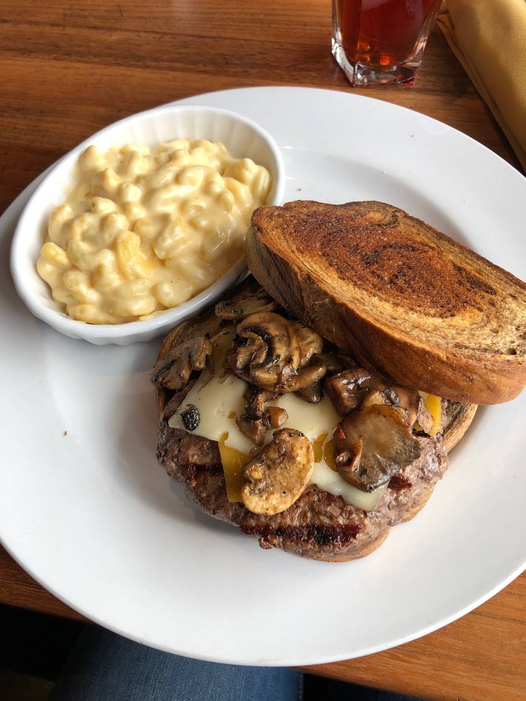 Fieldhouse Social | restaurant | 2525 University Commons Way, Knoxville, TN 37919, USA | 8655254481 OR +1 865-525-4481