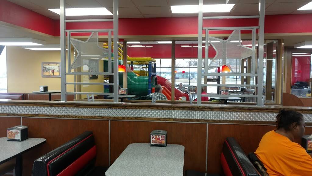 Hardees | restaurant | 2450 E Layton Ave, St Francis, WI 53235, USA | 4147449690 OR +1 414-744-9690