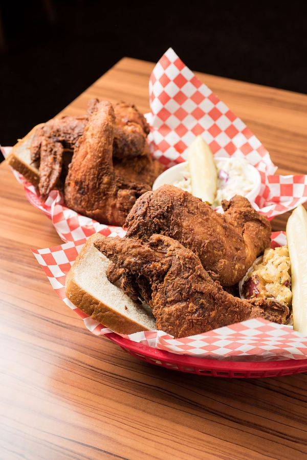 Crawfords Pass | restaurant | 259 N Pass Ave, Burbank, CA 91505, USA | 8185627080 OR +1 818-562-7080