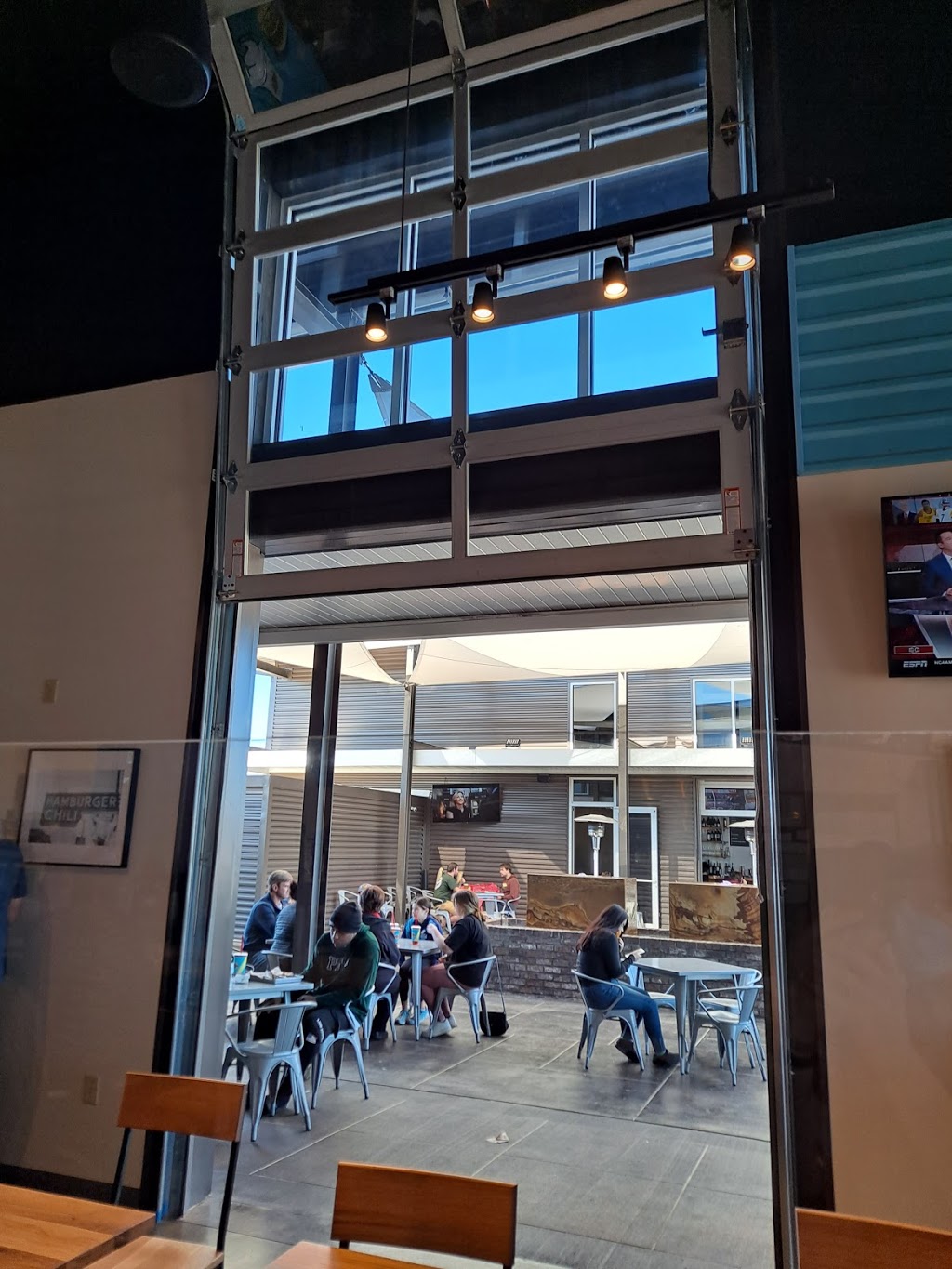 Fatburger & Buffalos Express | restaurant | 114 Versailles Blvd, Alexandria, LA 71303, USA | 3186257488 OR +1 318-625-7488