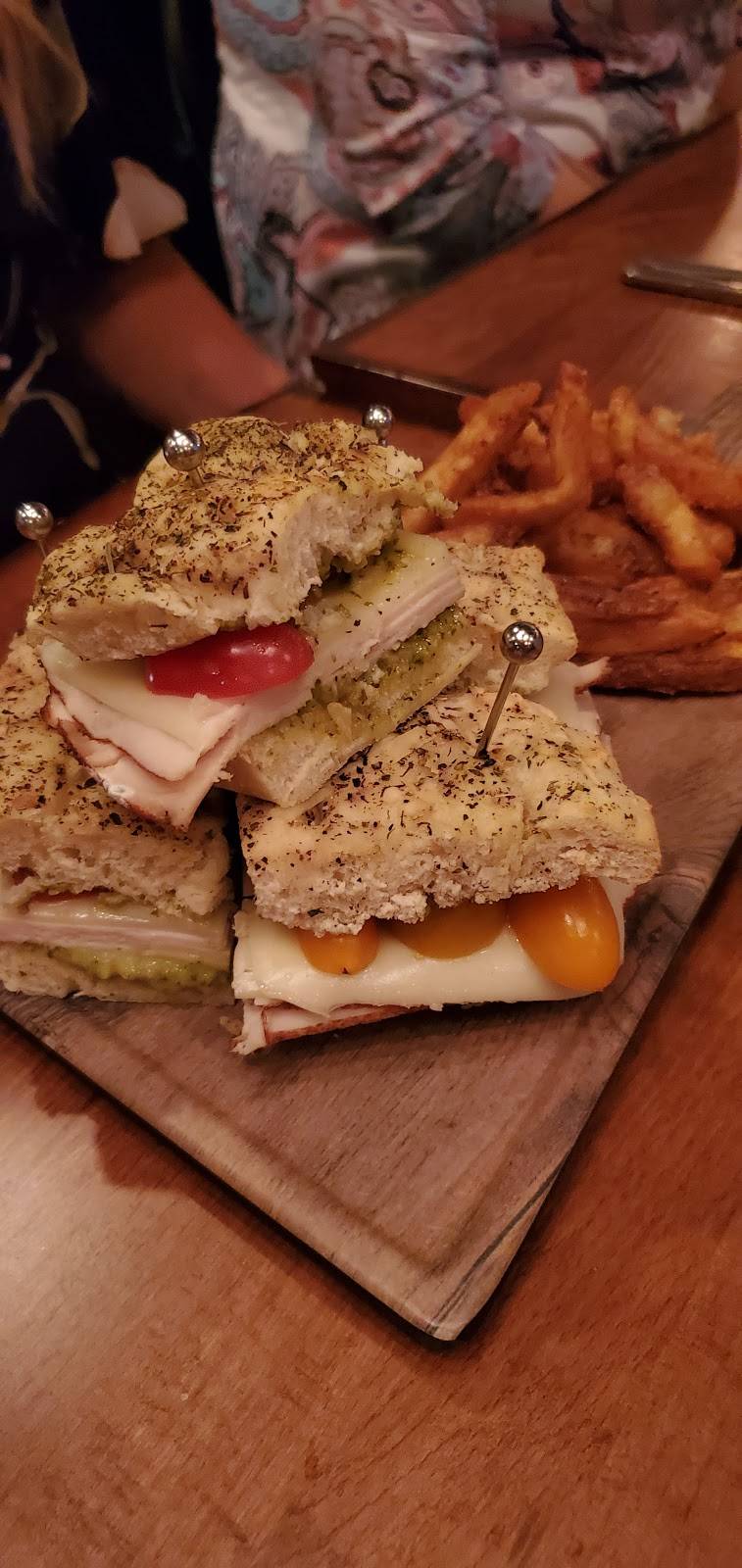 Moniker 86 Social Club | restaurant | 821 3rd Ave SE, Cedar Rapids, IA 52403, USA | 3192008686 OR +1 319-200-8686