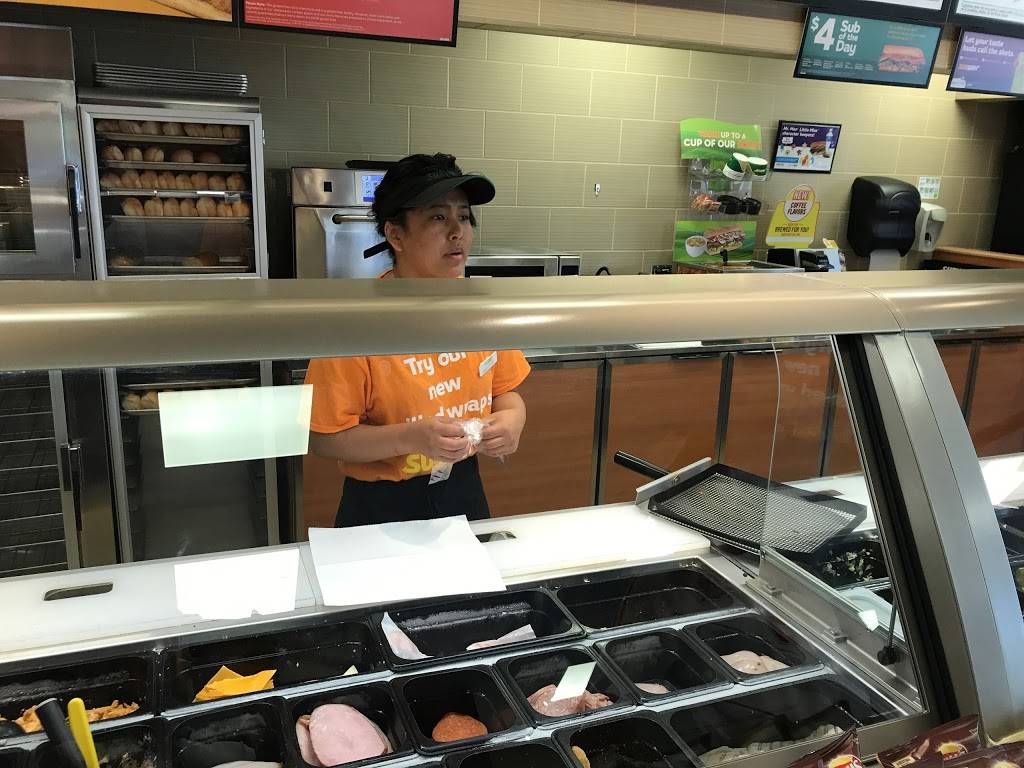 Subway | restaurant | 16715 Yonge St unit 2, Newmarket, ON L3X 1X4, Canada | 9058985858 OR +1 905-898-5858